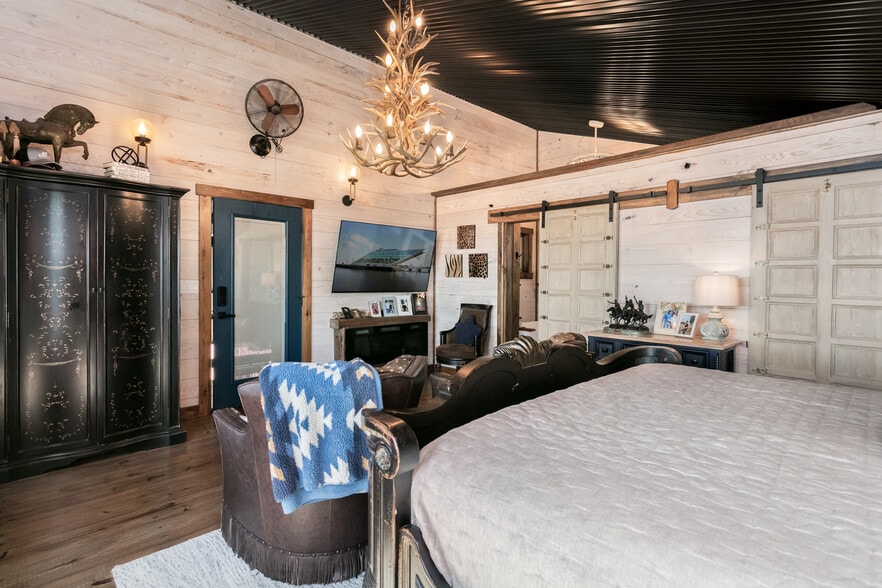 More Photos Of 100 Five Star Trl, Fredericksburg Hotel For Sale