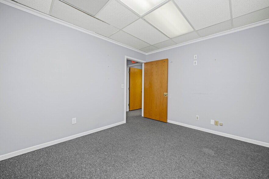 More Photos Of 30521 Schoenherr Rd, Warren Medical For Lease