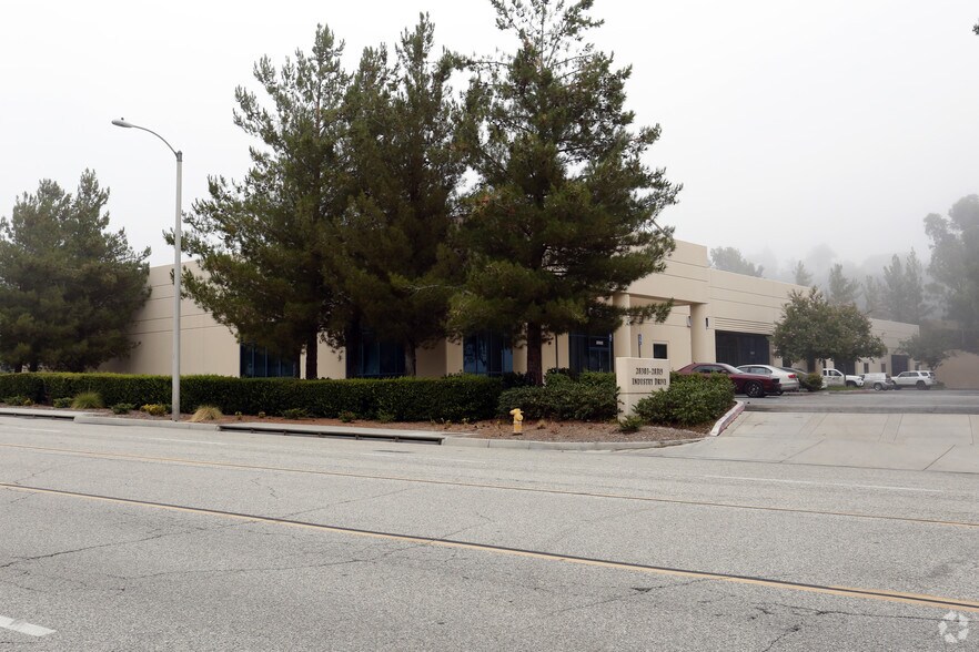 More Photos Of 28303-28319 W Industry Dr, Valencia Warehouse For Lease