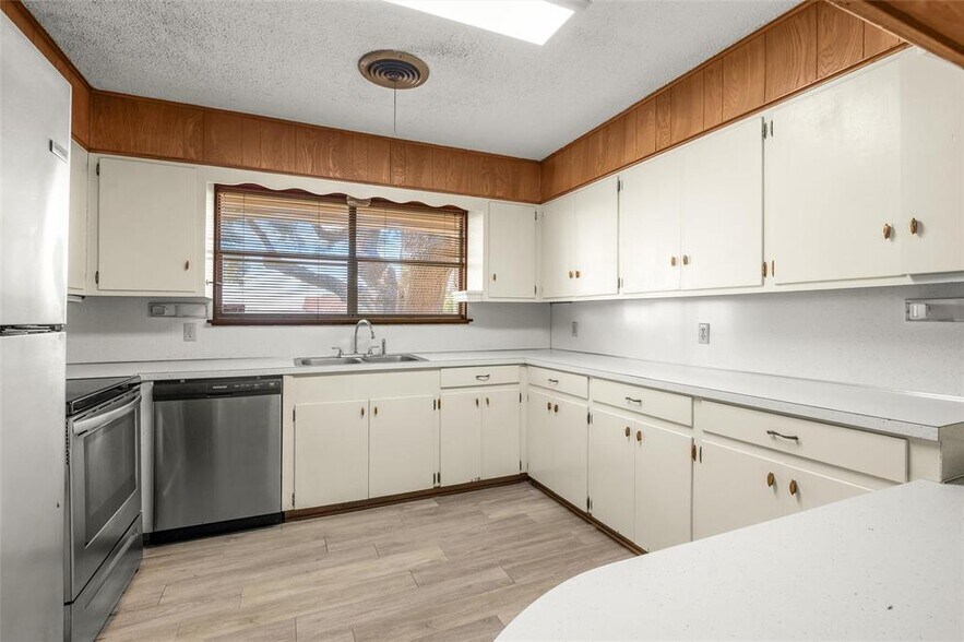 More Photos Of 24503 Ranch Road 12, Dripping Springs Office For Sale