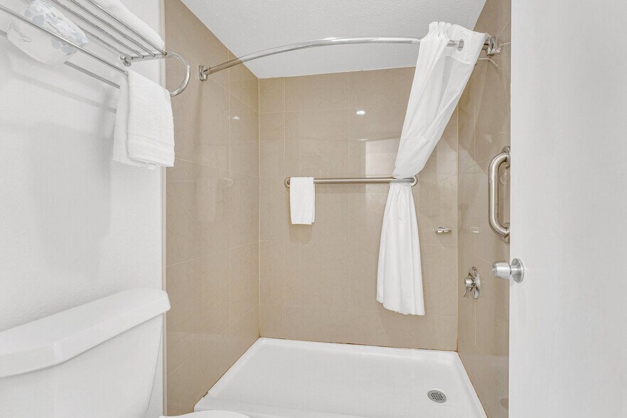 More Photos Of 1023 W Main St, Branson Hotel For Sale