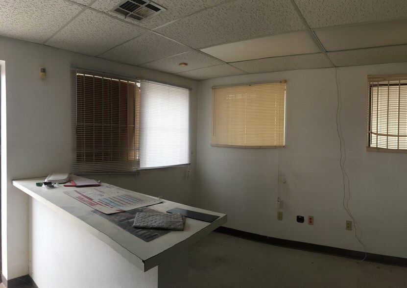 More Photos Of 200 O T Smith Rd, Tornillo Warehouse For Sale