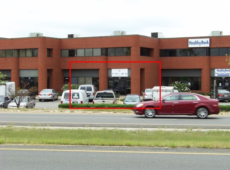 More Photos Of 8245 Backlick Rd, Lorton Showroom For Lease