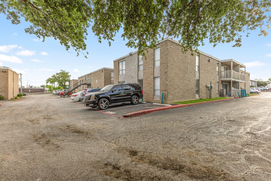 More Photos Of 2507 Airport Cir, Arlington Apartments For Sale