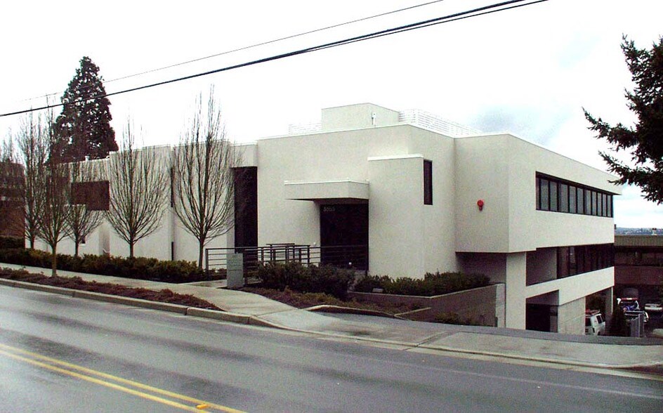 More Photos Of 5555 Lakeview Dr, Kirkland Office For Lease