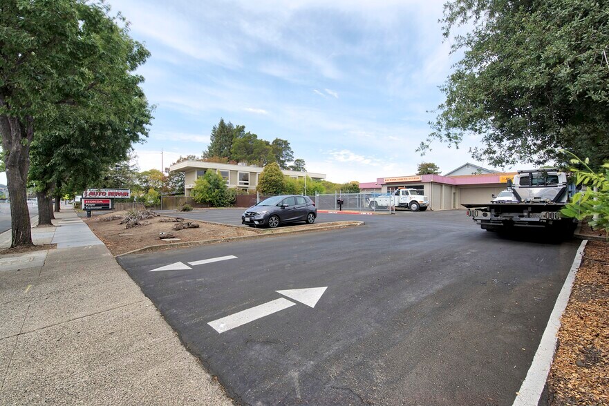 More Photos Of 527 E Washington St, Petaluma General Retail For Sale