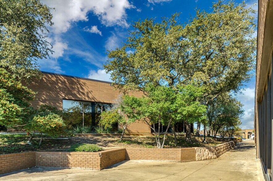 More Photos Of 1610 Corporate Ct, Irving Office For Lease