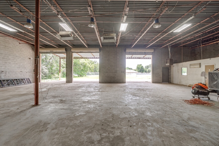 More Photos Of 3808 E 1st St, Fort Worth Light Manufacturing For Lease