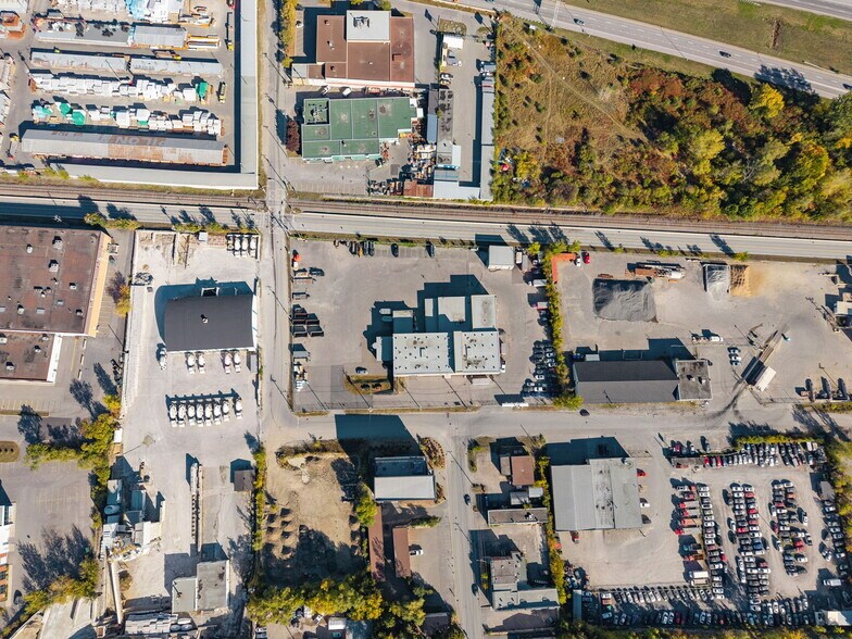 More Photos Of 10 Rue Emile-Bond, Gatineau Light Distribution For Lease