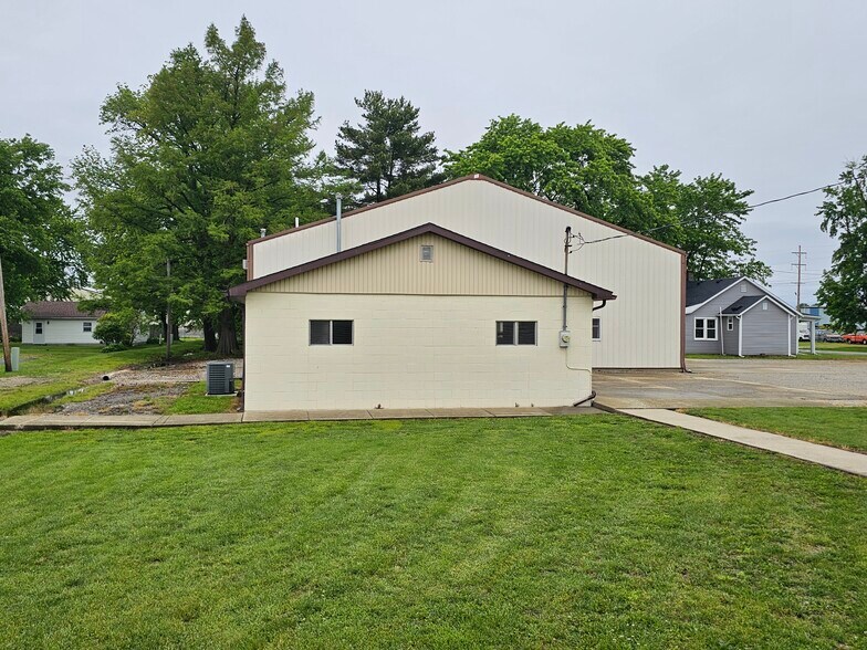 More Photos Of 1007 Cherry st, Effingham Flex For Sale