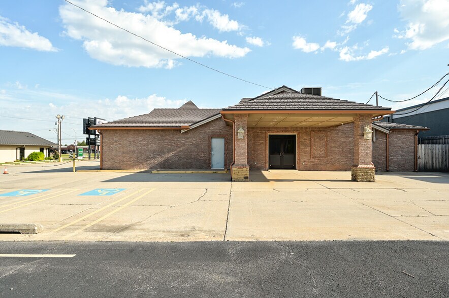 More Photos Of 450 E Main St, Yukon Religious Facility For Sale