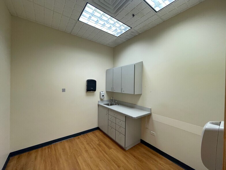 More Photos Of 4861 W 95th St, Oak Lawn Medical For Lease