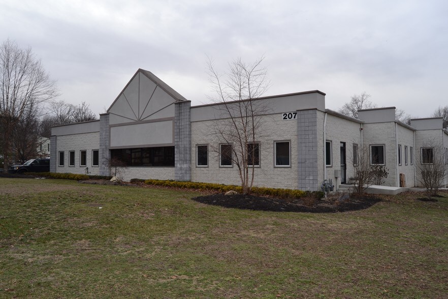 More Photos Of 207 Commercial Ct, Morganville Medical For Lease