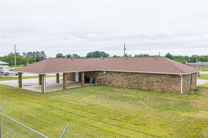 More Photos Of 706 W Broadway St, Spiro Medical For Sale