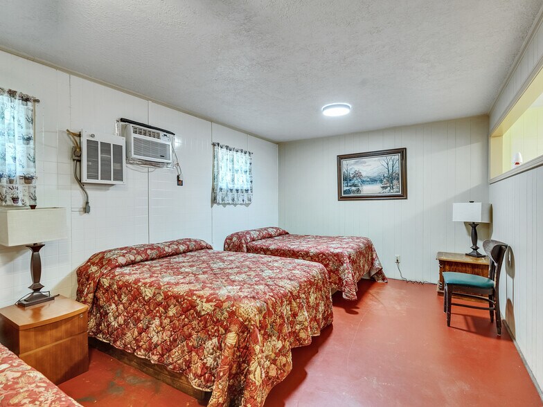 More Photos Of 280 Broken Arrow Marina, Livingston Hotel For Sale