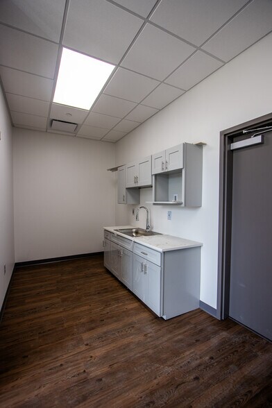 More Photos Of 181 Newland Rd, Columbia Warehouse For Lease