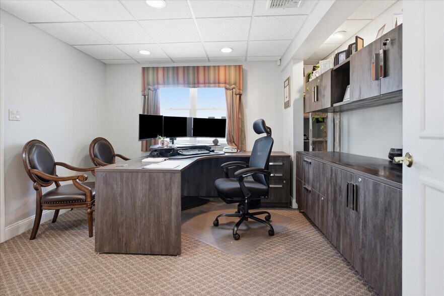 More Photos Of 20 Manor Rd, Smithtown Office For Sale
