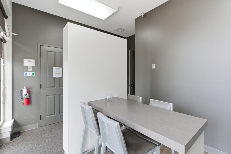More Photos Of 2104 Chesterfield Blvd, Springfield Office For Sale