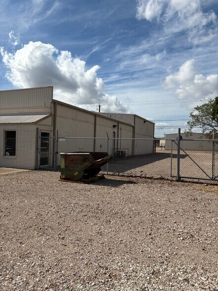 More Photos Of 1809 Yellowstone St, Freeport Warehouse For Sale