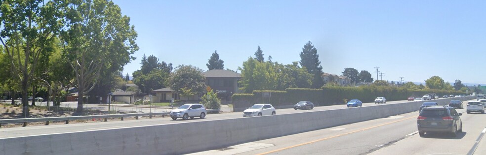 More Photos Of 299 Fairchild Dr, Mountain View Light Distribution For Lease