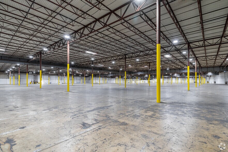 More Photos Of 2301 W Commerce St, Dallas Distribution For Lease