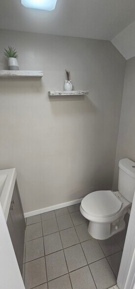 More Photos Of 711 N Main St, Pleasantville General Retail For Lease