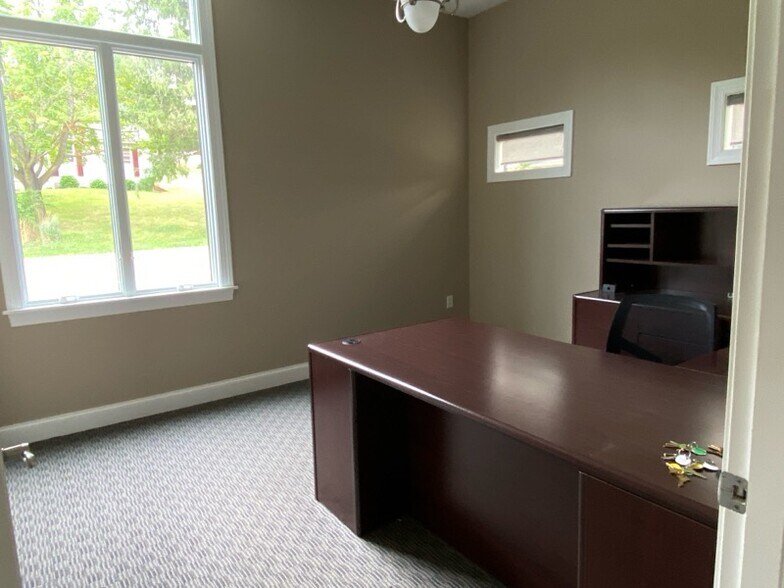 More Photos Of 800 S Washington St, Evans City Office Residential For Lease