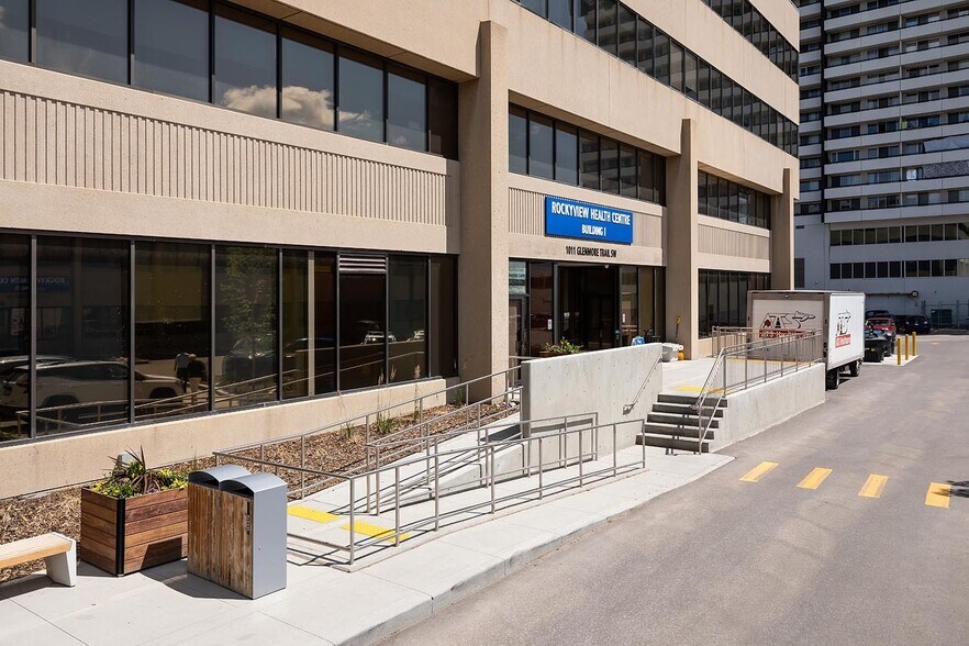 More Photos Of 1011 Glenmore Trl SW, Calgary Medical For Lease