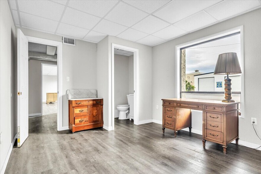 More Photos Of 4195 Electric Way, Port Charlotte Manufacturing For Sale