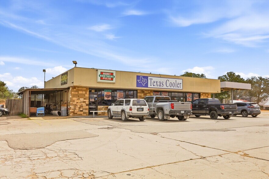 More Photos Of 1000 State Highway 123 S, Stockdale Service Station For Sale