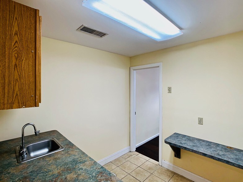 More Photos Of 435 Furnace St, Marshfield Medical For Sale