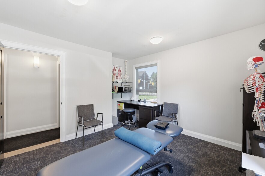 More Photos Of 60 King St W, Hamilton Office For Sale