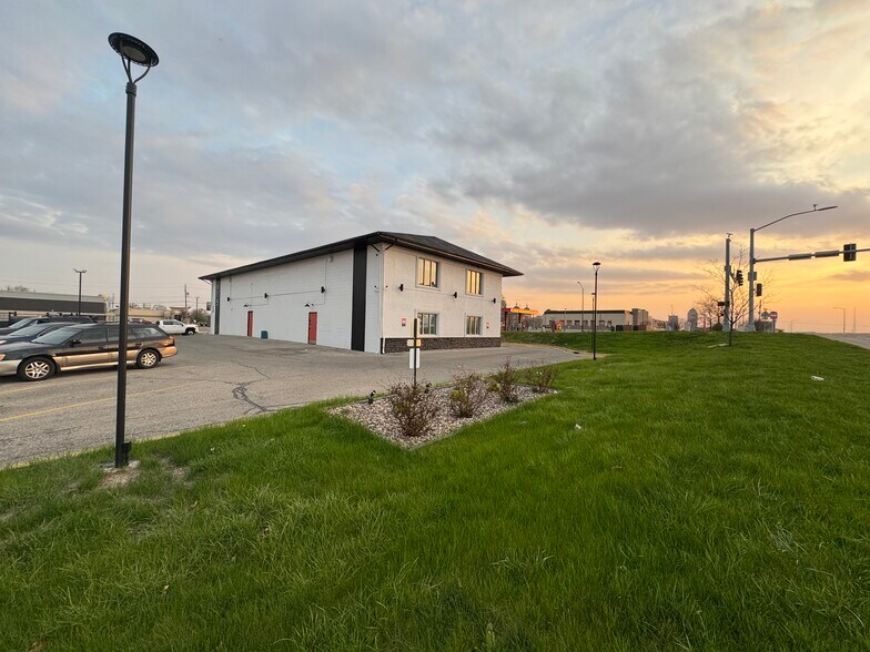 More Photos Of 615 E 14th St, Des Moines Office For Sale