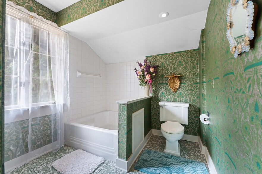 More Photos Of 550 Warner rd, Vienna Specialty For Sale