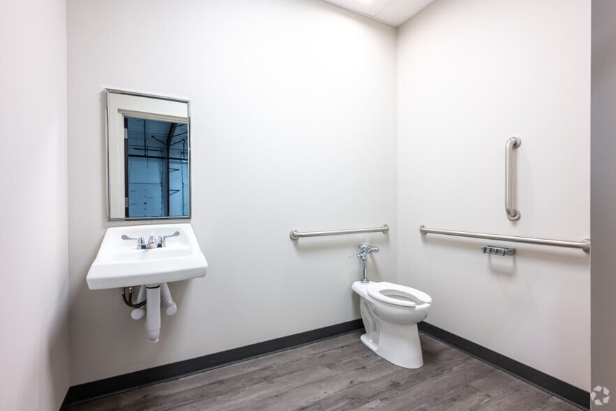 More Photos Of 717 Brigham Rd, Greensboro Flex For Lease