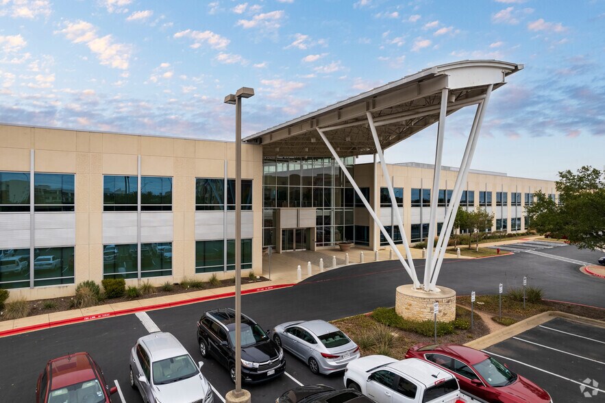 More Photos Of 810 Hester's Crossing, Round Rock Office For Lease