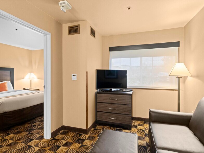 More Photos Of 1001 W College, Oak Creek Hotel For Sale