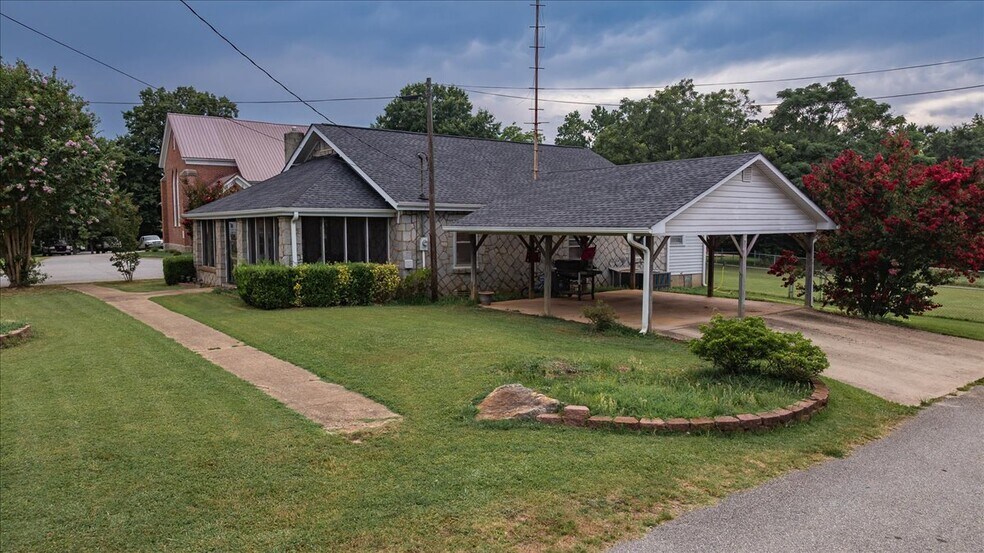 More Photos Of 317 General Daniel Ave N, Danielsville General Retail For Sale