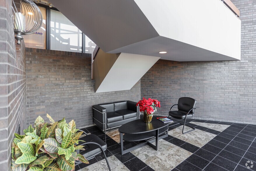 More Photos Of 2055 Craigshire Rd, Saint Louis Office For Lease