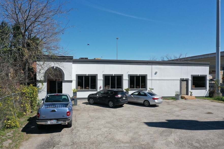 Primary Photo Of 1414 N Brazos St, San Antonio Warehouse For Sale