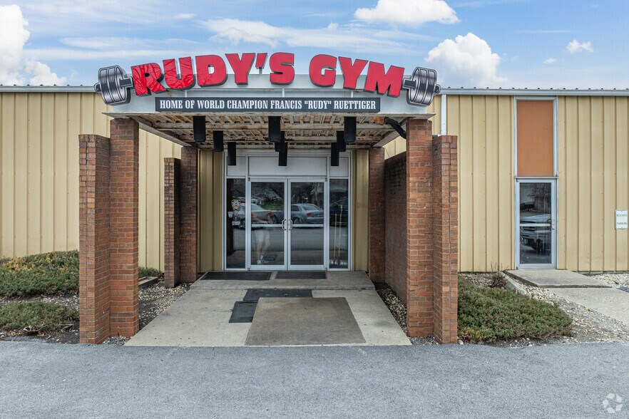 More Photos Of 400 Earl Rd, Shorewood Warehouse For Lease