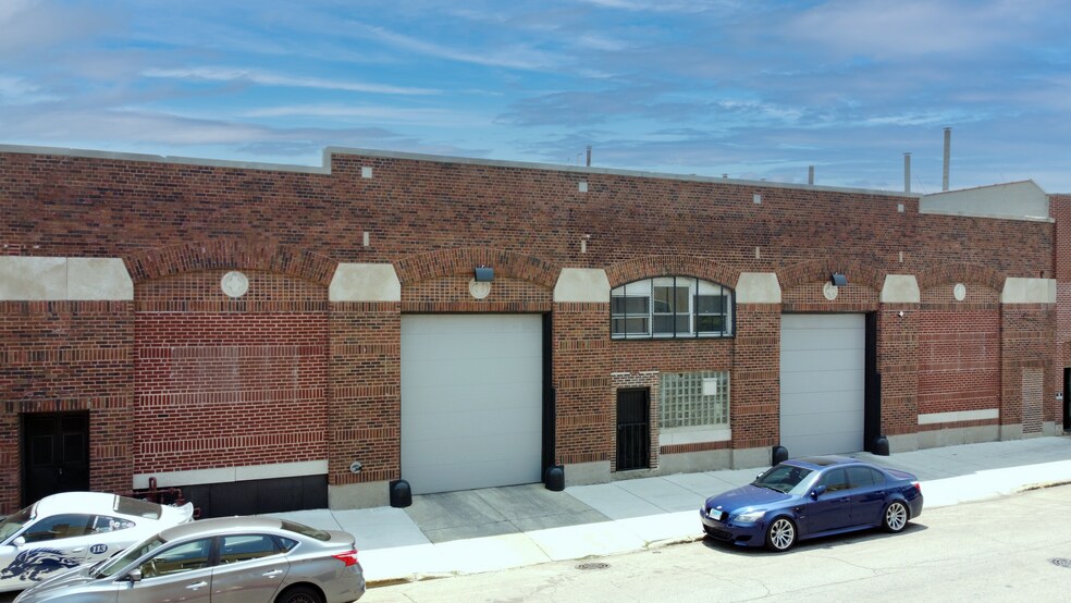 More Photos Of 2107 W Fulton St, Chicago Showroom For Lease