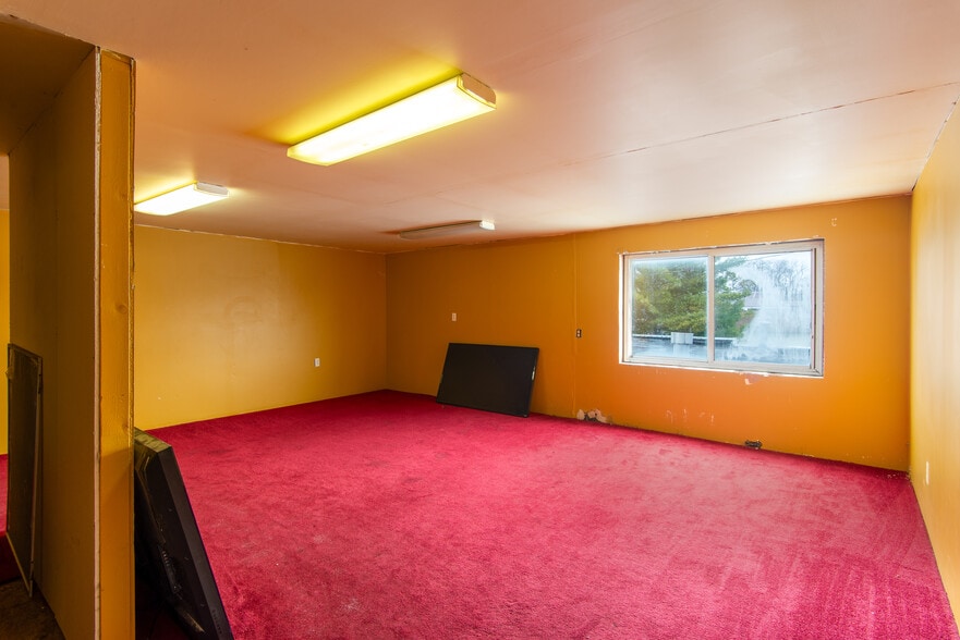 More Photos Of 219 E Main St, Bannister General Retail For Sale