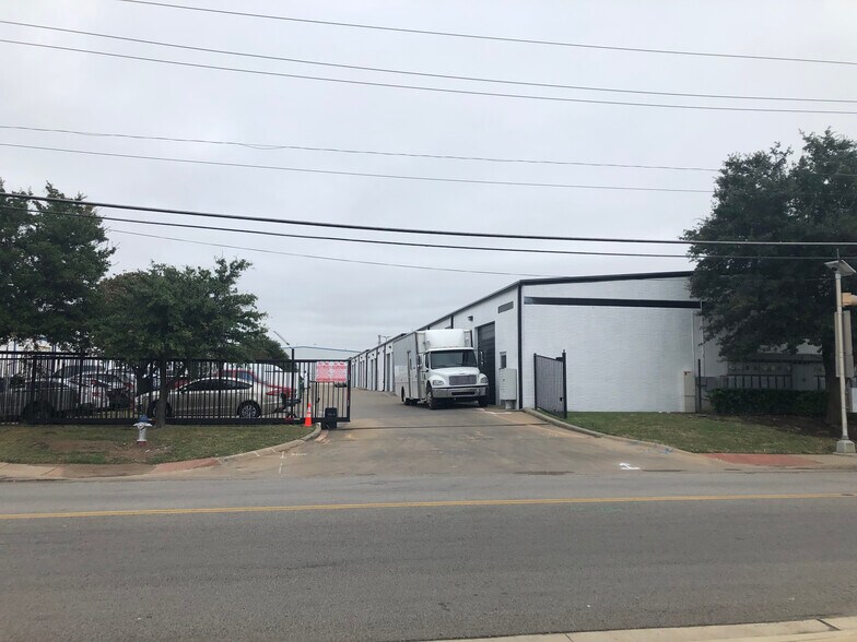 More Photos Of 3700 Dilido Rd, Dallas Service For Lease