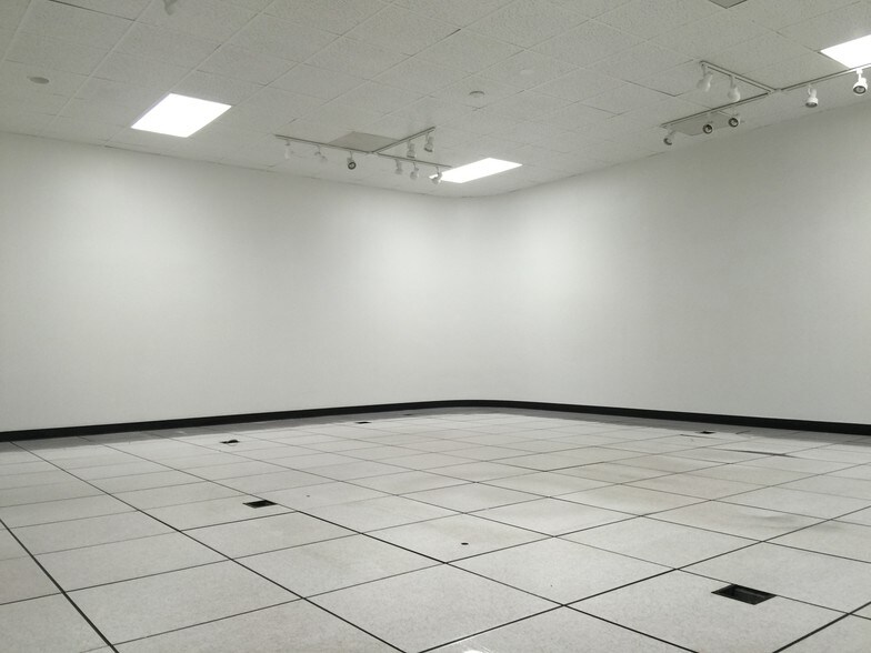 More Photos Of 3280 McKibbon Rd, Saint Louis Flex For Lease