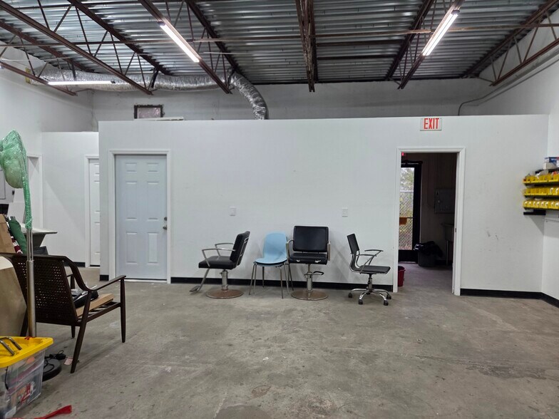 More Photos Of 16051 Oneal Dr, North Fort Myers Showroom For Lease