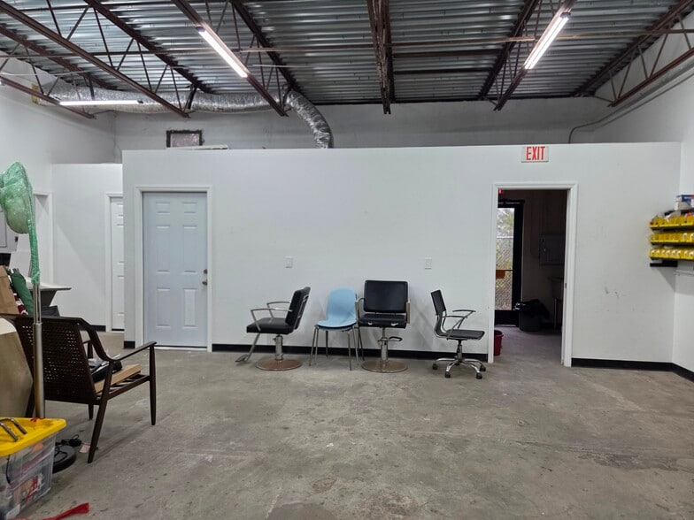 More Photos Of 16051 Oneal Dr, North Fort Myers Showroom For Lease