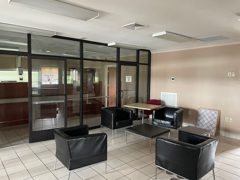 More Photos Of 184 Stone Container Dr, Clarksville Bank For Lease