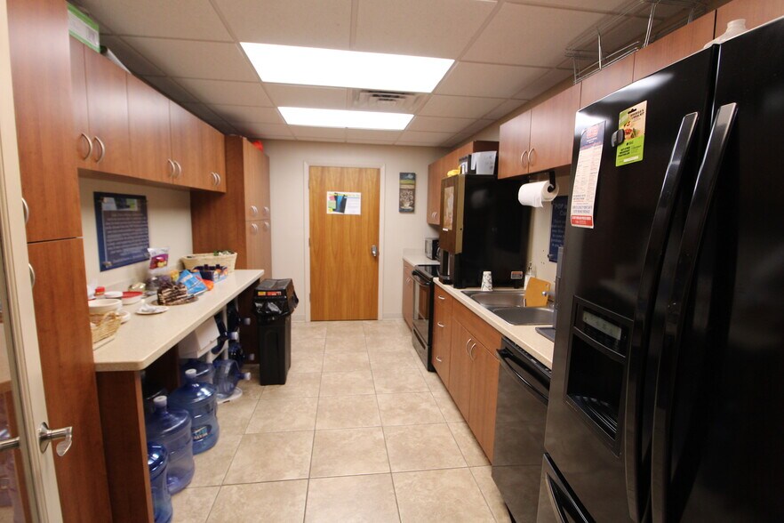 More Photos Of 5717 Bessie Dr, Sarasota Office For Lease