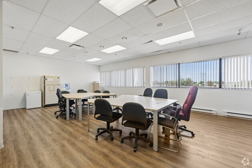 More Photos Of 1400 Av St-Jean-Baptiste, Québec Flex For Lease